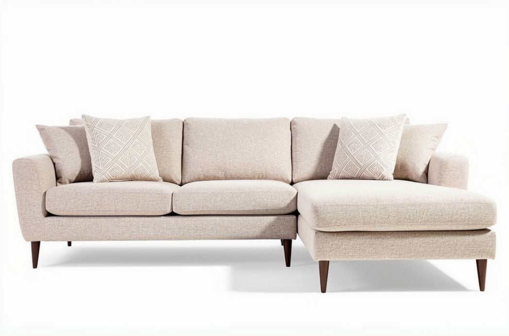 Hoekbank in lichte beige stof met twee kussens en vierkante voeten 230 x 90 x 85cm
